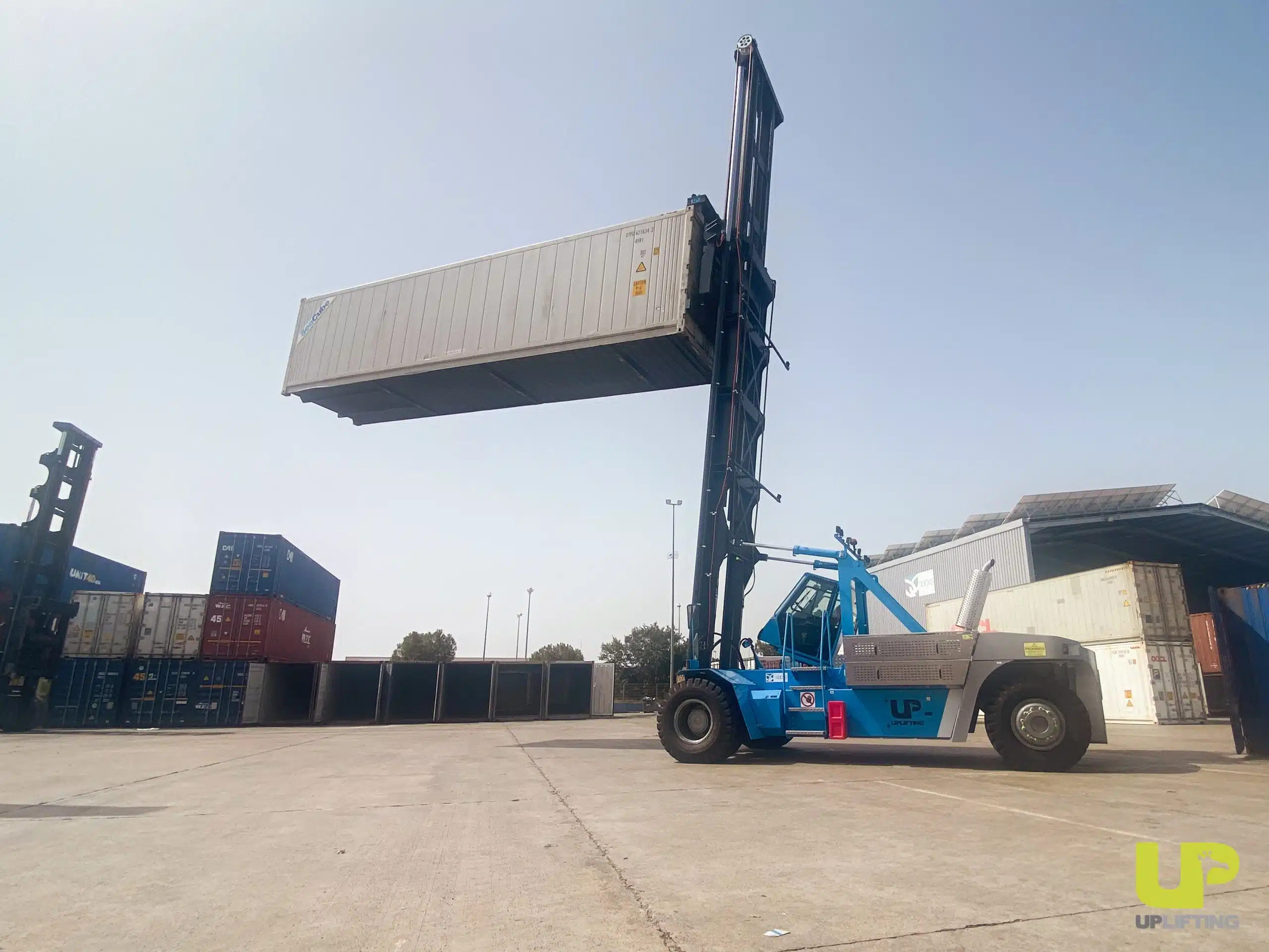 You are currently viewing Longitudinal handling of empty containers model TUP 6-ECL to Docks Logistics Spain SA